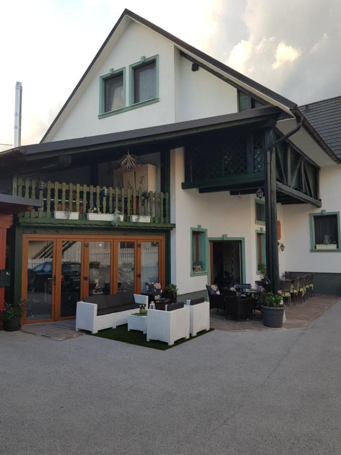 Mama'S House Vandrarhem Cerklje na Gorenjskem Exteriör bild